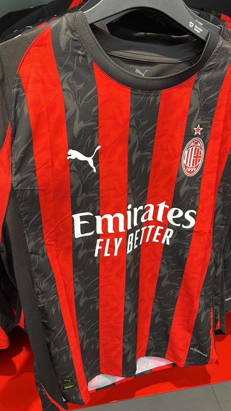 FOTO – Speed incontra Vinicius Jr a New York, ma i tifosi notano un dettaglio: indossa la maglia del Milan