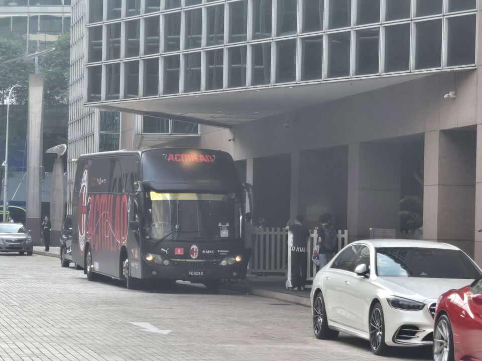 VIDEO – Milan, i giocatori ricevono il calore dei tifosi fuori dall’hotel prima della partenza per lo stadio